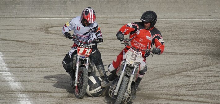 Des joueurs de motoball en action.