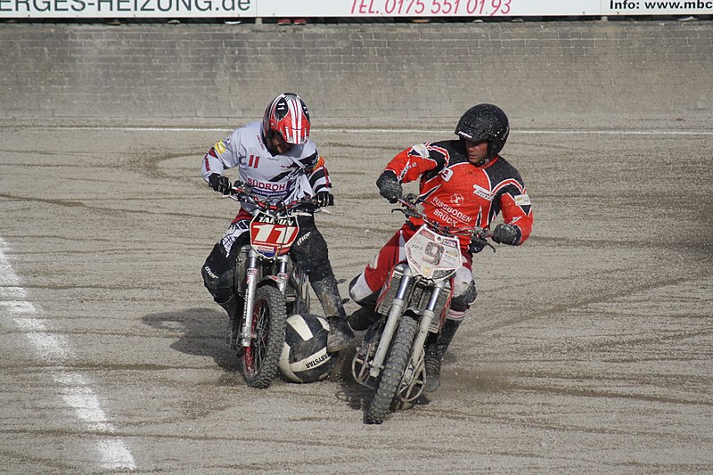 Des joueurs de motoball en action.