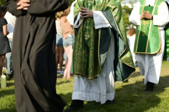 Des prêtres de l’Église anglicane.