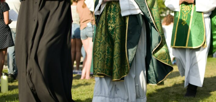 Des prêtres de l’Église anglicane.